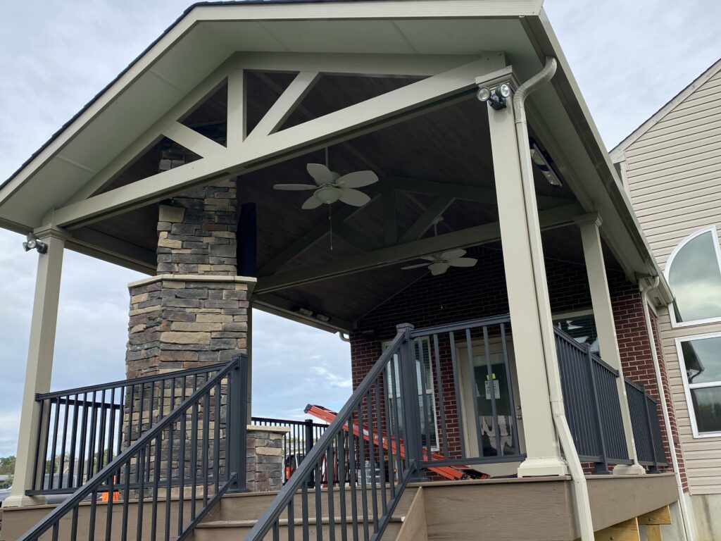 PAV_Cthdrl_Attch_Flor_Ss_OutSd_Day_RiverCity_OH_0001